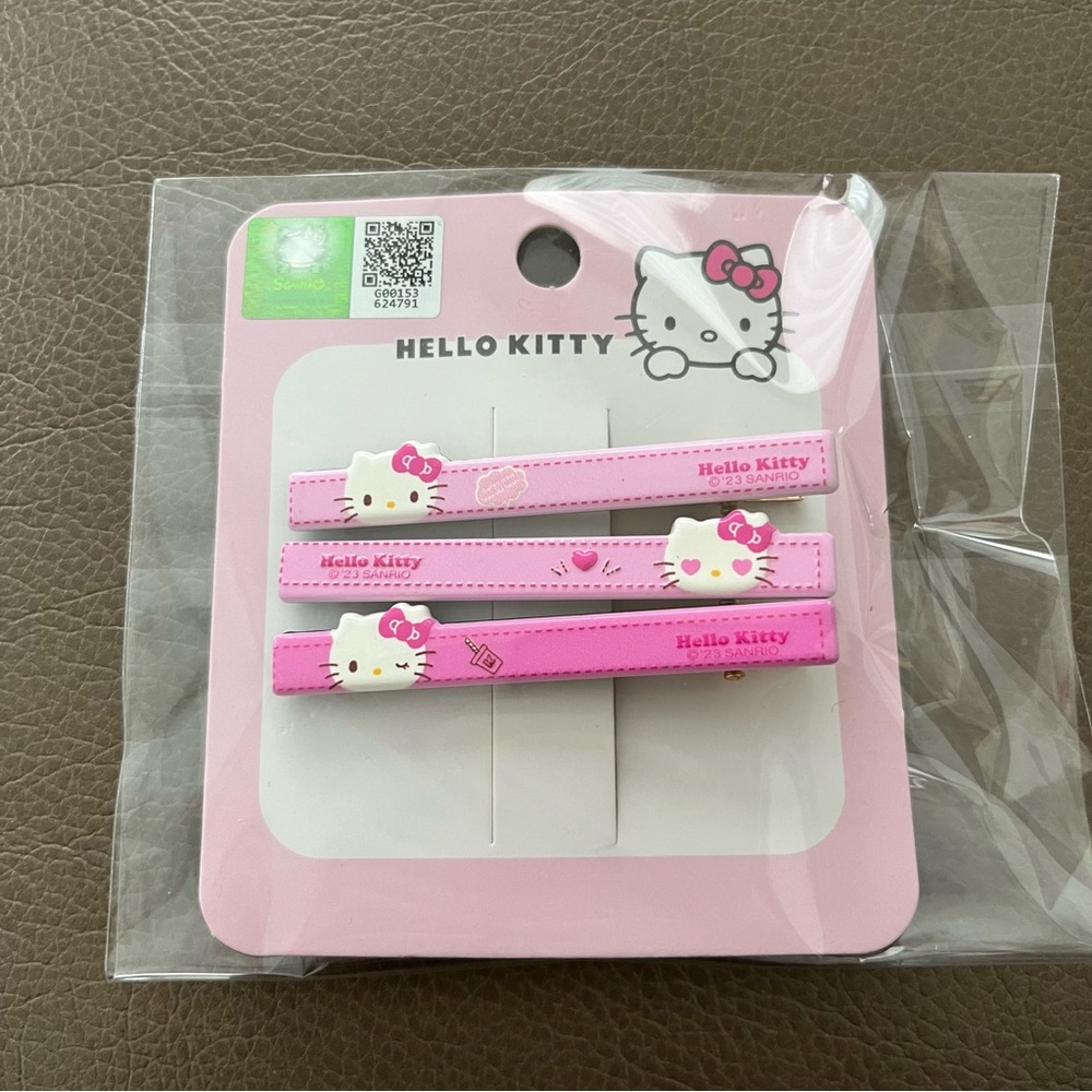 BNWT Sanrio Hello Kitty girl hair clips set